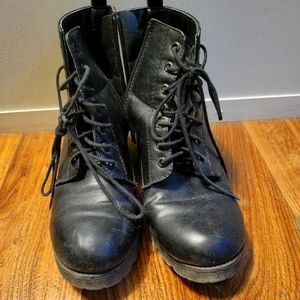 $25 SIZE 10 WOMENS COMBAT BOOTS